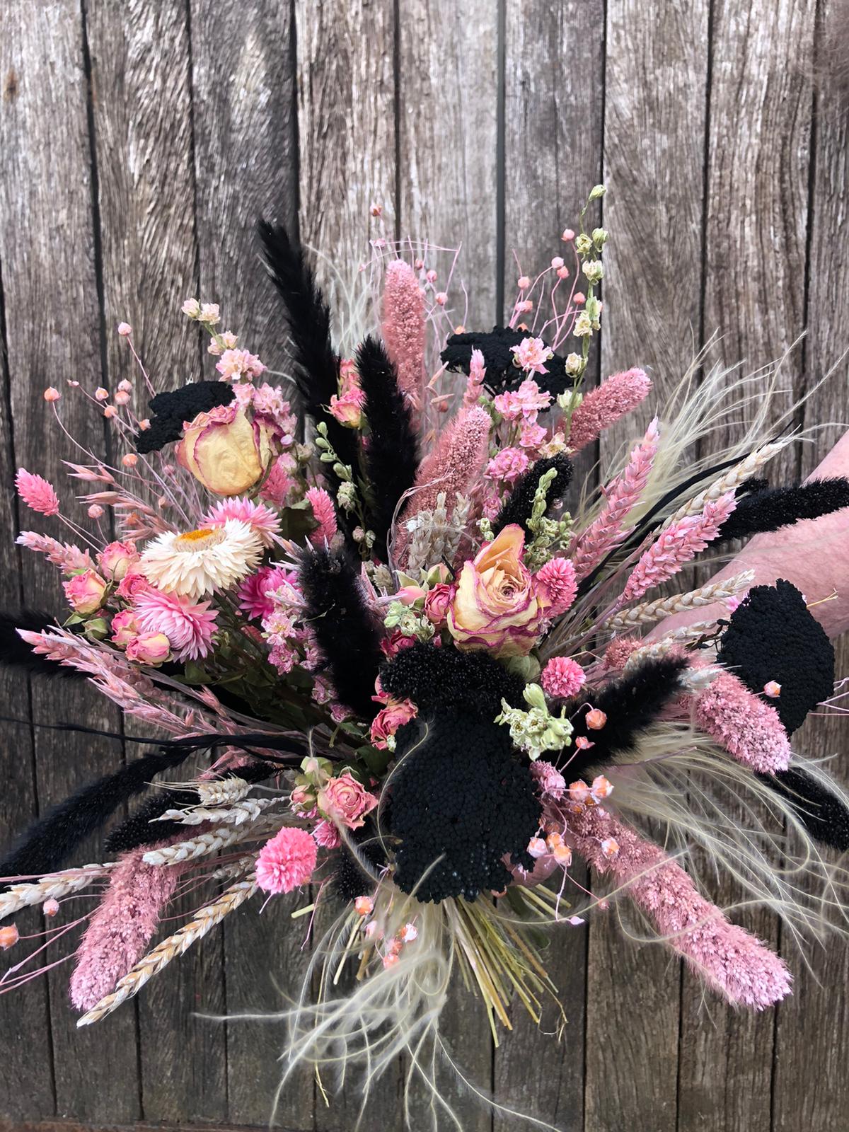 droogbloemen boeket met zwarte en roze accenten