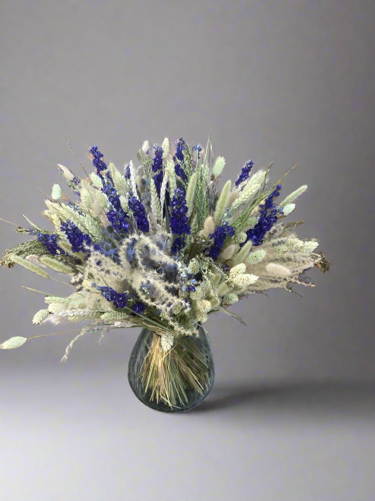 droogbloemen in een vaas met blauwe accenten