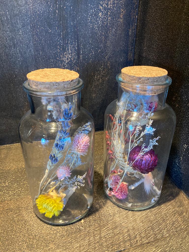 Groot melkflesje met droogbloemen