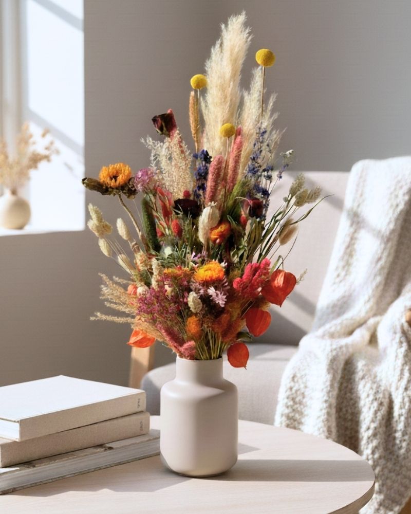 Decoratief droogbloemen boeket met pampasgras, oranje accenten en kleurrijke veldbloemen
