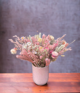 Droogbloemen boeket in een prachtige roze vaas